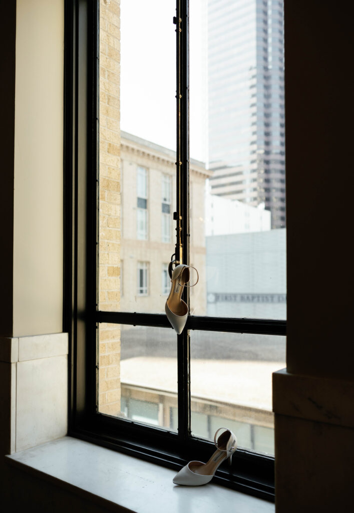 An elegant and timeless downtown Dallas, Texas wedding at the 400 N Ervay wedding venue. Discover candid, editorial, and documentary wedding photos on digital and film. 