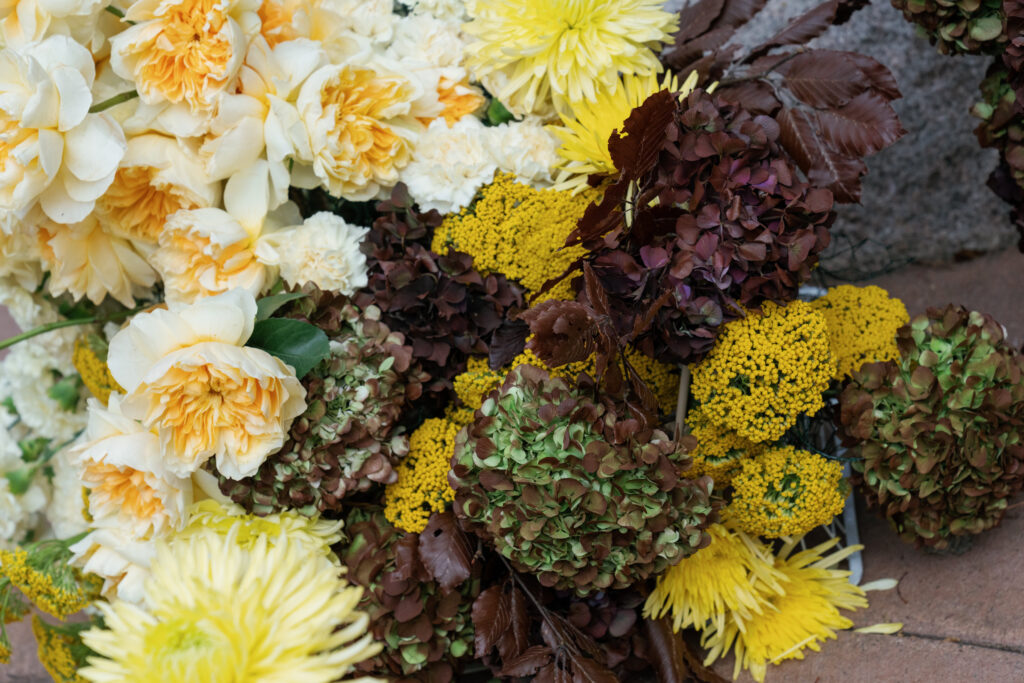 Modern fall wedding florals in Vail. Discover luxury editorial wedding photography in Colorado and beyond. 